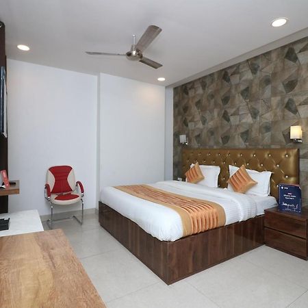 Oyo 9999 Hotel La Wisteria เดลี ภายนอก รูปภาพ