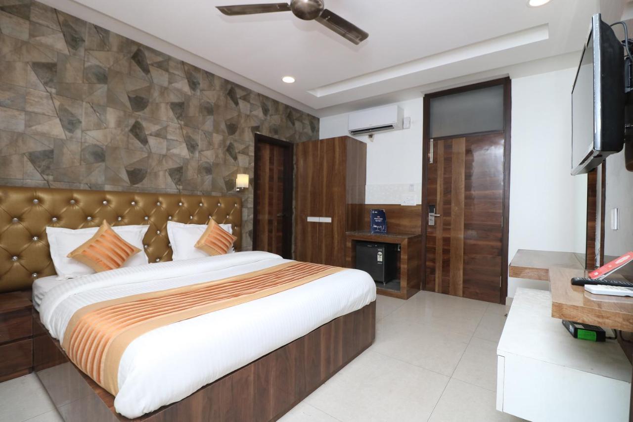 Oyo 9999 Hotel La Wisteria เดลี ภายนอก รูปภาพ