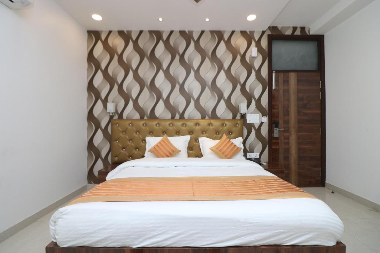 Oyo 9999 Hotel La Wisteria เดลี ภายนอก รูปภาพ