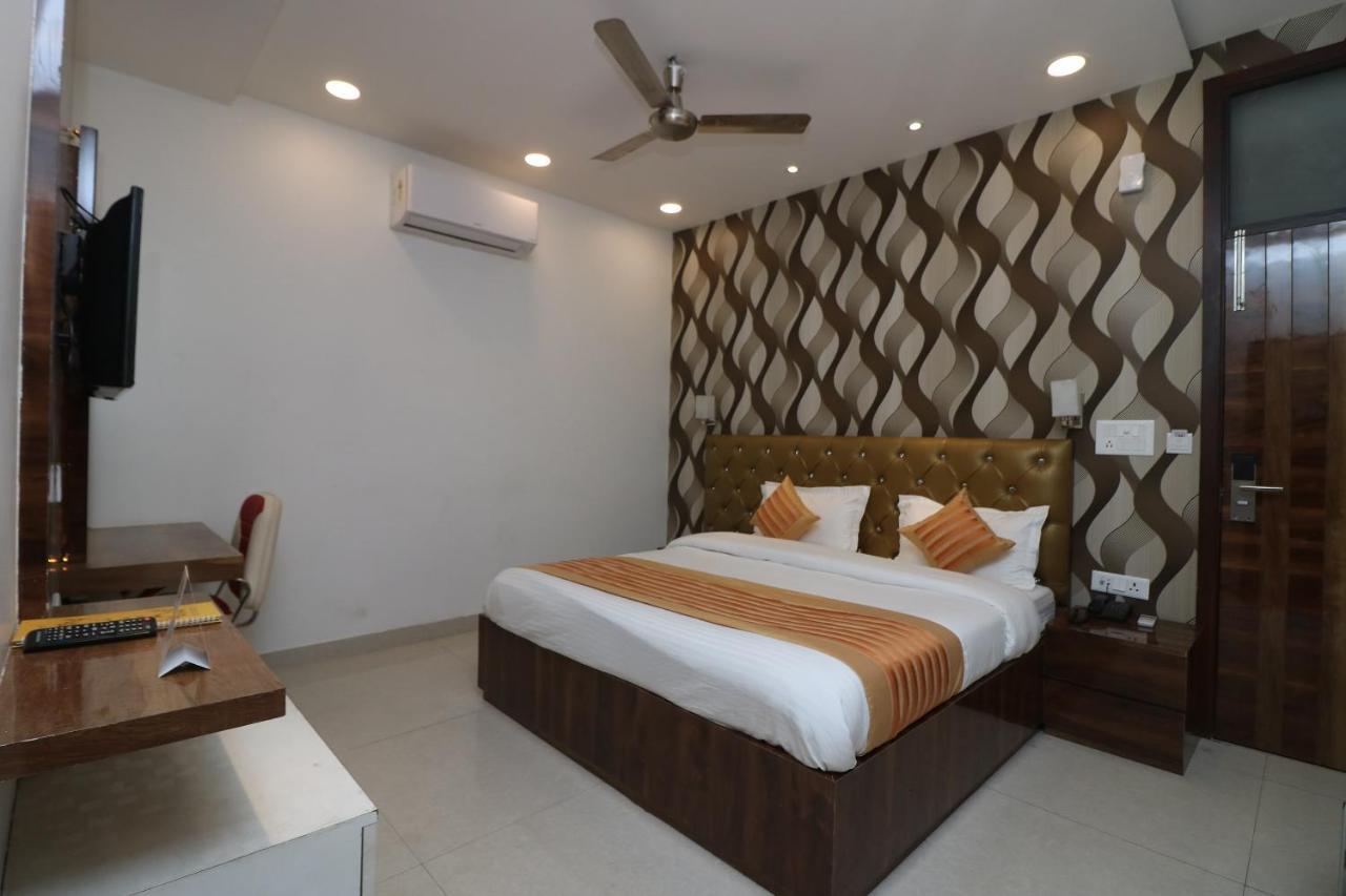 Oyo 9999 Hotel La Wisteria เดลี ภายนอก รูปภาพ