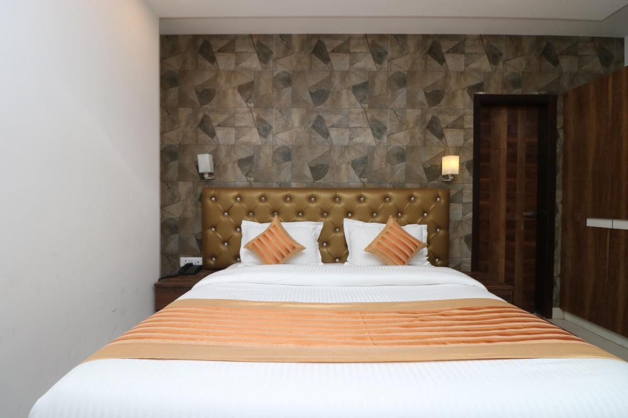 Oyo 9999 Hotel La Wisteria เดลี ภายนอก รูปภาพ