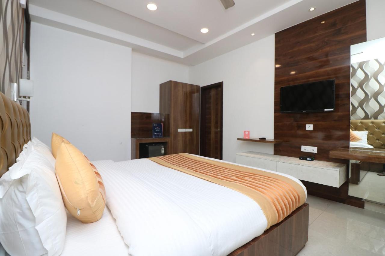 Oyo 9999 Hotel La Wisteria เดลี ภายนอก รูปภาพ